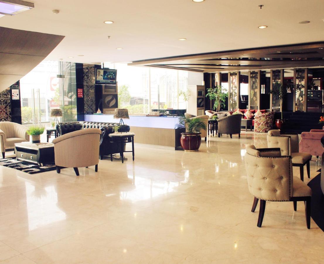Hermes Palace Hotel Медан Екстериор снимка