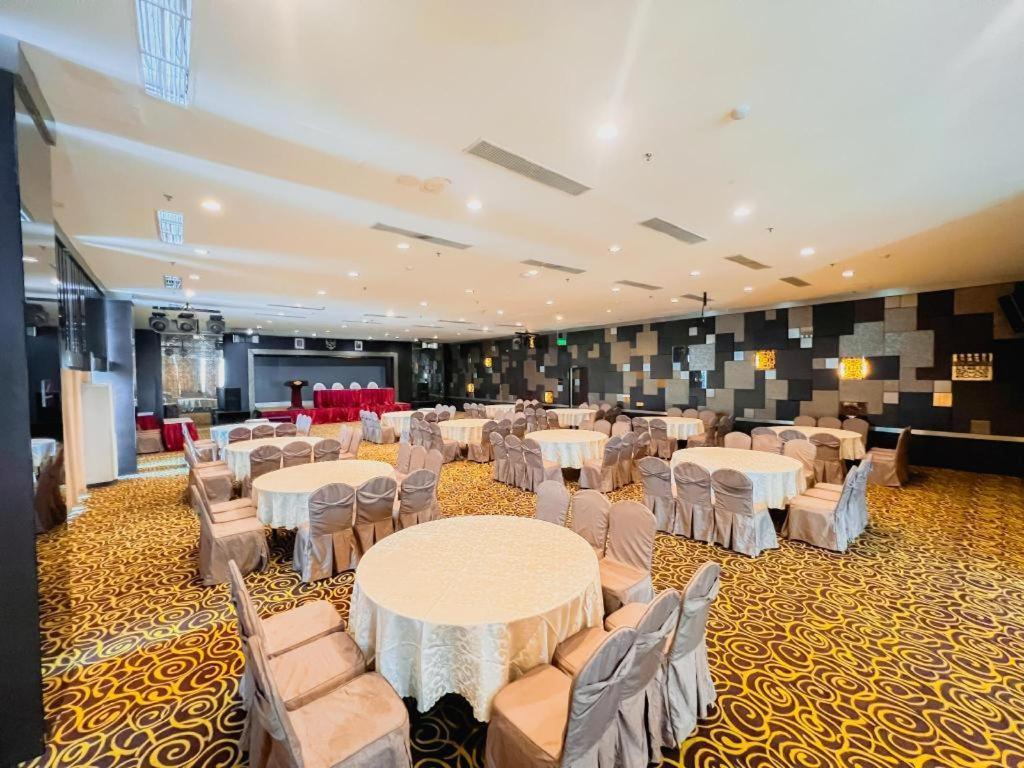 Hermes Palace Hotel Медан Екстериор снимка